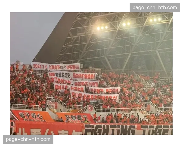 暖心一幕，两队球员为看台上突发疾病的球迷暂停比赛